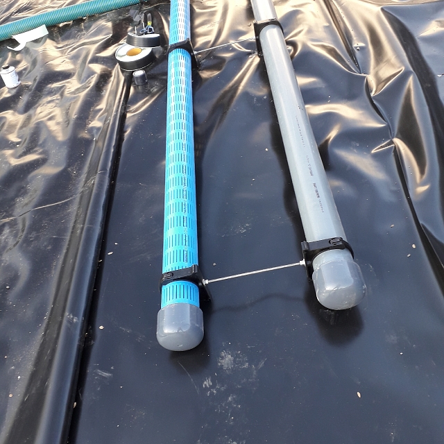 Filter- en pvc-leidingwerk op bassinfolie