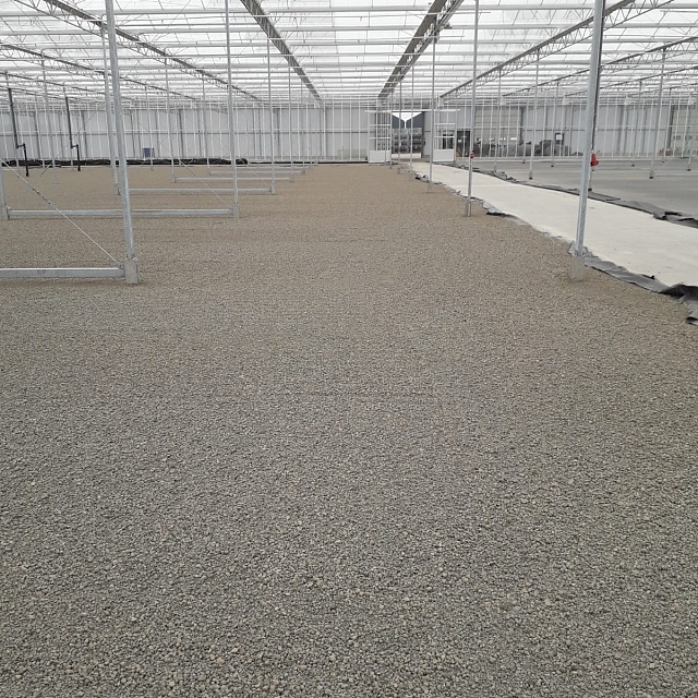 Containerveld met grindvloer en betonrand in de kas